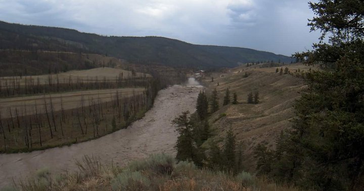 B.C. landslide: Videos show water flowing overtop of Chilcotin River site