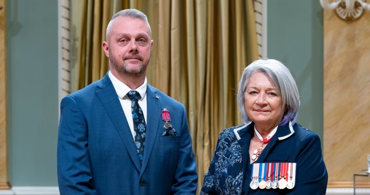 Edmontonian honoured with Medal of Bravery — 26 years after uncle also received it