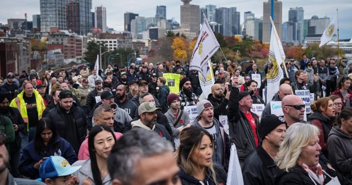 Push to end multi-day lockout as B.C port talk resumes